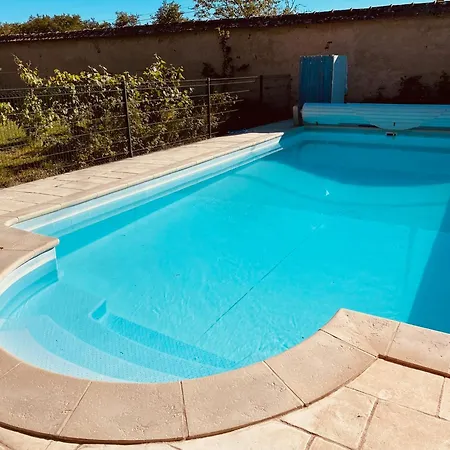Familial Avec Piscine Partagee Et Jardin Tranquille